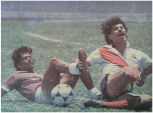 Wally Solano (Saprissa) y Giovanni Alfaro (Municipal San Jose) en disputa por el balón